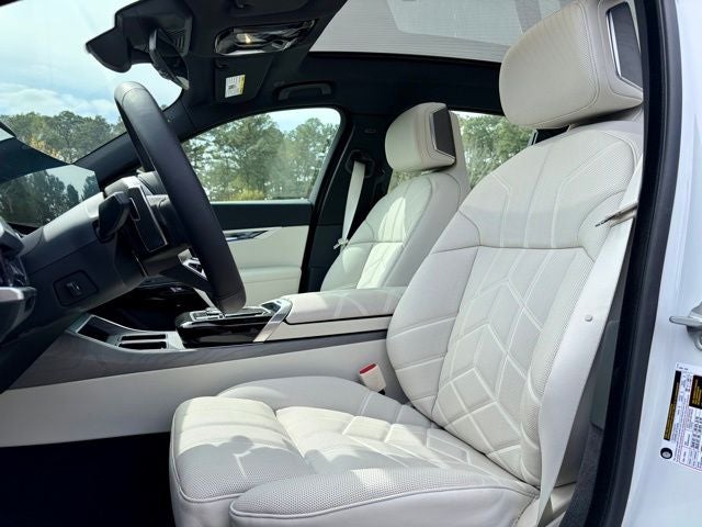 2025 BMW 7 Series 740i